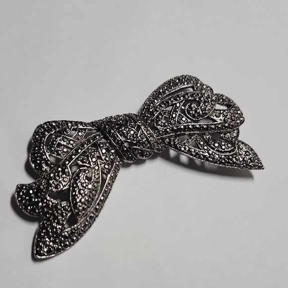Elegant Silver Bow Brooch - Picture 1 of 3